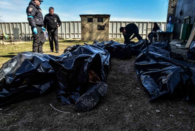 Bucha sokaklarında onlarca sivilin cansız bedeni defnedilmeyi bekliyor