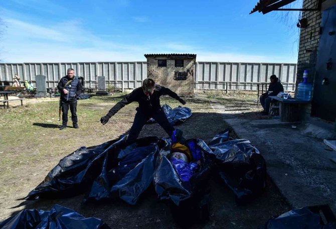 Bucha sokaklarında onlarca sivilin cansız bedeni defnedilmeyi bekliyor