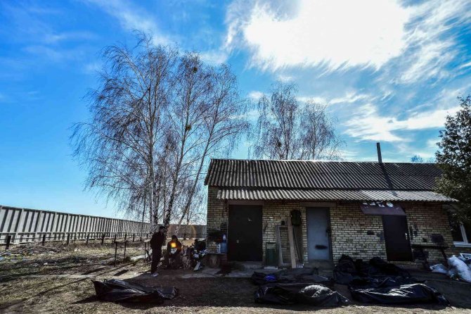 Bucha sokaklarında onlarca sivilin cansız bedeni defnedilmeyi bekliyor