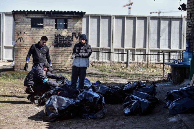 Bucha sokaklarında onlarca sivilin cansız bedeni defnedilmeyi bekliyor