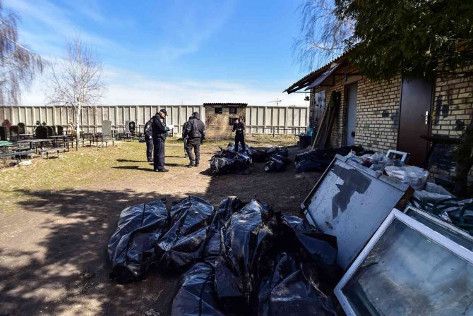 Bucha sokaklarında onlarca sivilin cansız bedeni defnedilmeyi bekliyor