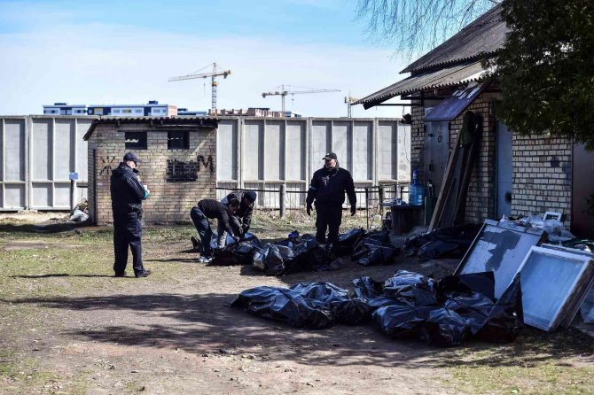 Bucha sokaklarında onlarca sivilin cansız bedeni defnedilmeyi bekliyor