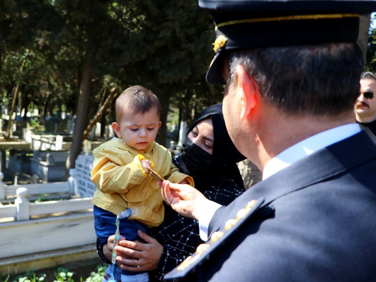 Emniyet müdürü, şehit oğlu Yağız'a kucağındayken öptüğü rozetini verdi
