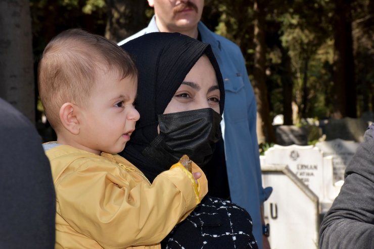 Emniyet müdürü, şehit oğlu Yağız'a kucağındayken öptüğü rozetini verdi