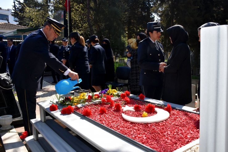 Emniyet müdürü, şehit oğlu Yağız'a kucağındayken öptüğü rozetini verdi