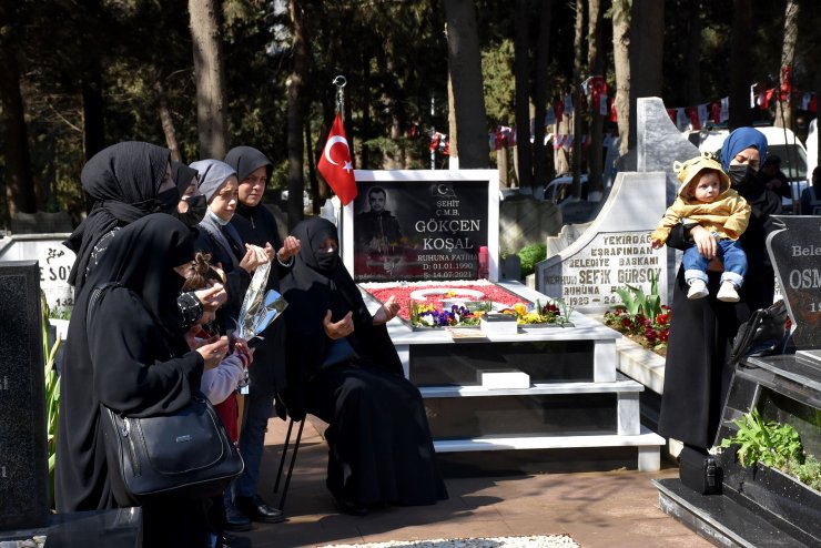 Emniyet müdürü, şehit oğlu Yağız'a kucağındayken öptüğü rozetini verdi