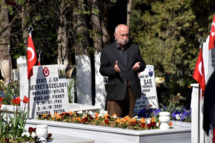 Emniyet müdürü, şehit oğlu Yağız'a kucağındayken öptüğü rozetini verdi