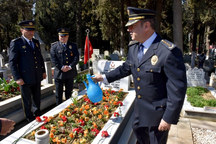 Emniyet müdürü, şehit oğlu Yağız'a kucağındayken öptüğü rozetini verdi