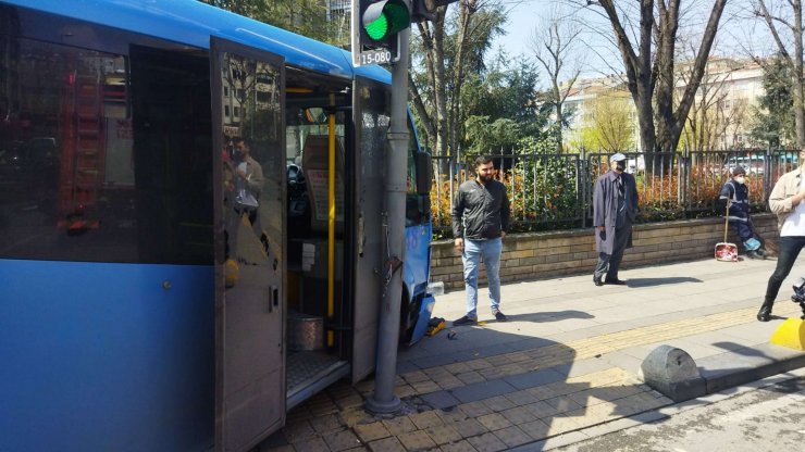 Kaldırıma çıkan minibüs 2 kişiyi ezdi