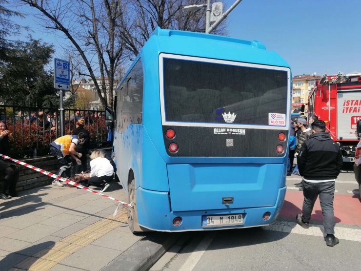 Kaldırıma çıkan minibüs 2 kişiyi ezdi