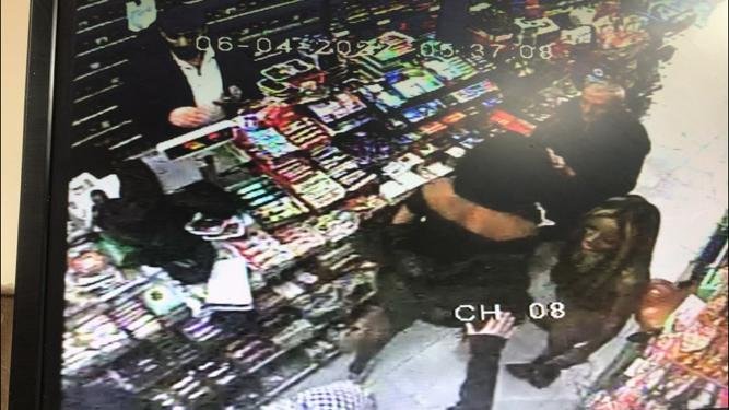 Kapkaça uğrayan kadınlar marketi birbirine kattı 