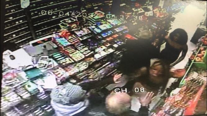 Kapkaça uğrayan kadınlar marketi birbirine kattı 