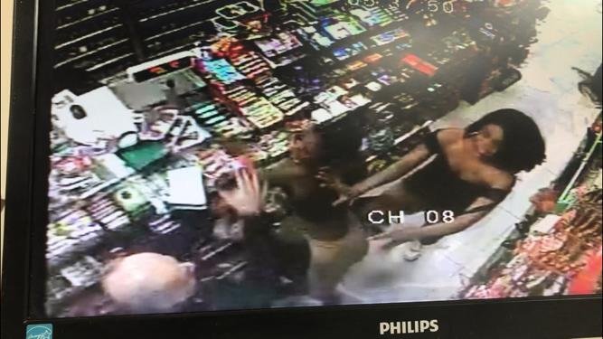 Kapkaça uğrayan kadınlar marketi birbirine kattı 