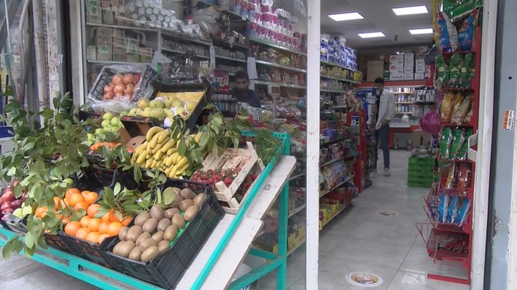 Kapkaça uğrayan kadınlar marketi birbirine kattı 