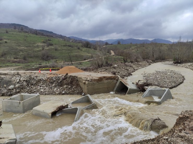 Karabük'te sağanak; menfez köprü çöktü, tarım alanlarını su bastı