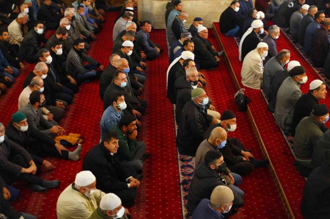 Konya’da Ramazan ayının ilk Cuma namazı kılındı