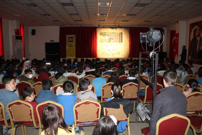 Yunak’ta kukla tiyatro gösterisi yapıldı