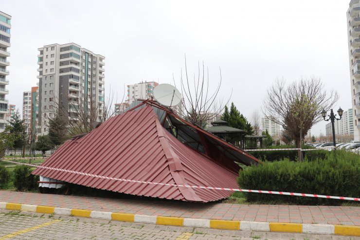 Kuvvetli rüzgar asansör çatısını uçurdu; o anlar kamerada