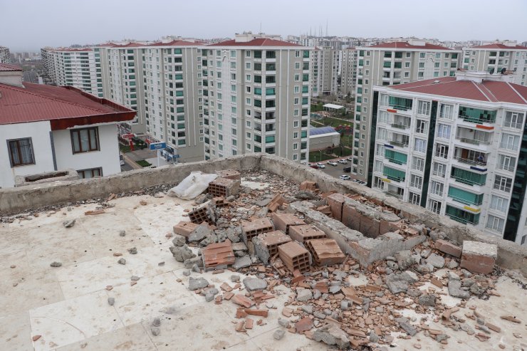 Kuvvetli rüzgar asansör çatısını uçurdu; o anlar kamerada