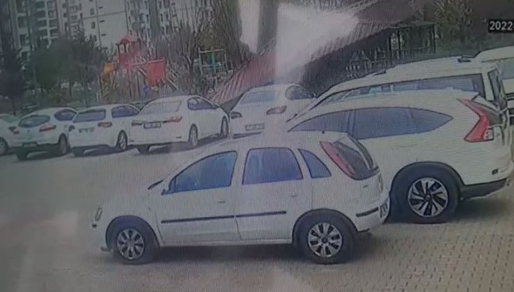 Kuvvetli rüzgar asansör çatısını uçurdu; o anlar kamerada