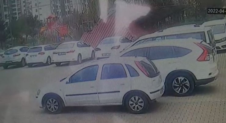 Kuvvetli rüzgar asansör çatısını uçurdu; o anlar kamerada