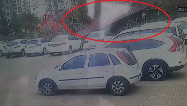 Kuvvetli rüzgar asansör çatısını uçurdu; o anlar kamerada