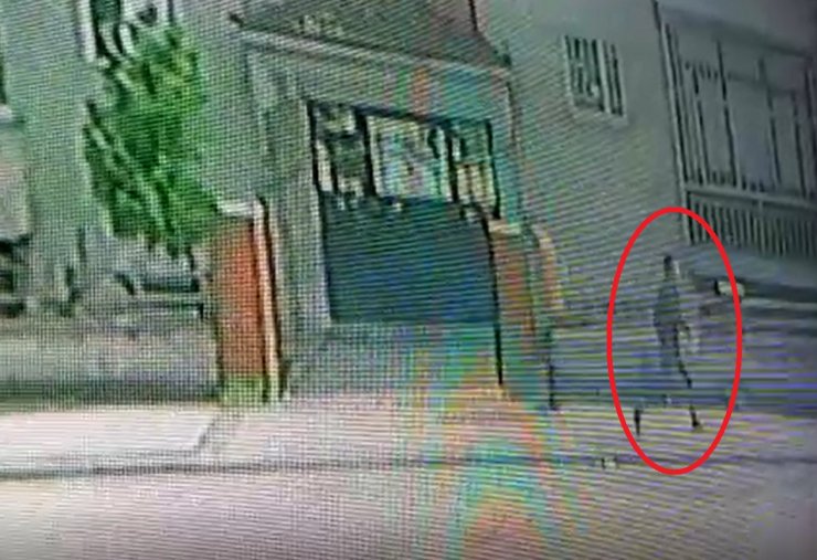 Kuyumcuda altın bozduran kişiyi takip edip, elindeki para dolu poşeti alarak kaçtı