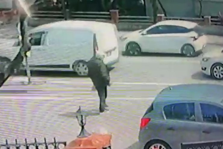 Kuyumcuda altın bozduran kişiyi takip edip, elindeki para dolu poşeti alarak kaçtı