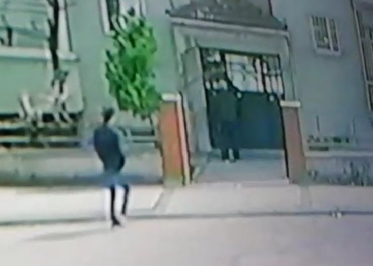 Kuyumcuda altın bozduran kişiyi takip edip, elindeki para dolu poşeti alarak kaçtı