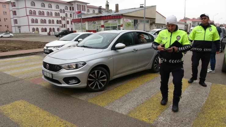 Okul yolunda torununa otomobil kullandırdı, 3674 lira ceza yedi