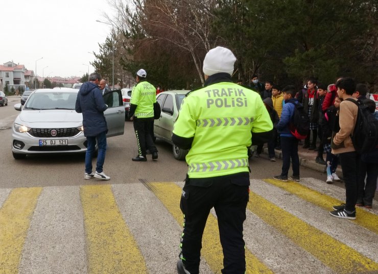 Okul yolunda torununa otomobil kullandırdı, 3674 lira ceza yedi