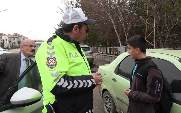 Okul yolunda torununa otomobil kullandırdı, 3674 lira ceza yedi