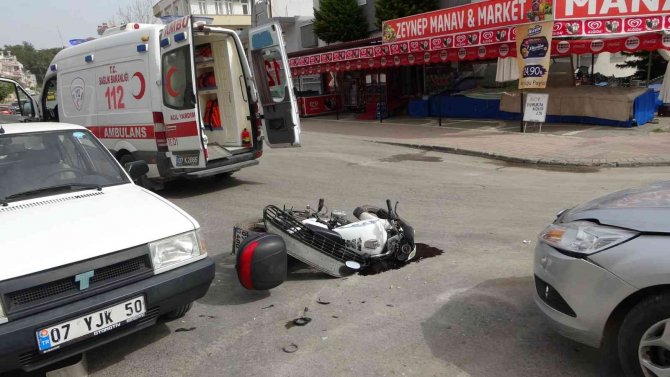 Otomobil motosiklete çarptı