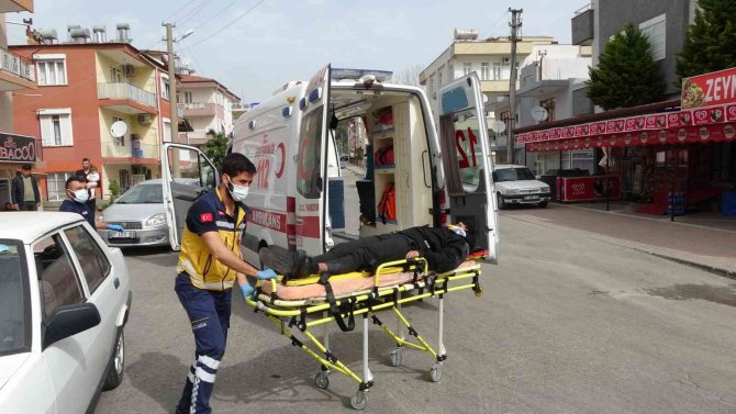 Otomobil motosiklete çarptı