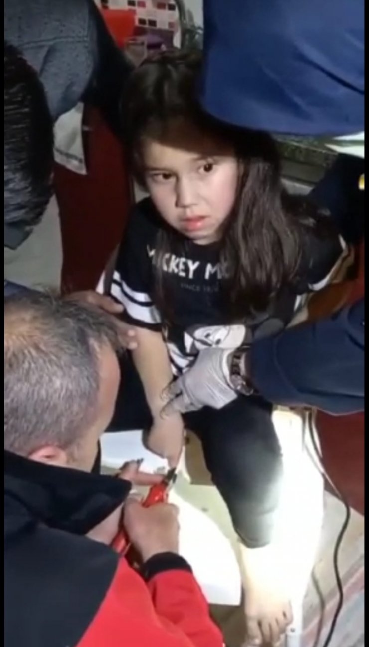 Parmağı mama sandalyesine sıkıştı! İtfaiye kurtardı