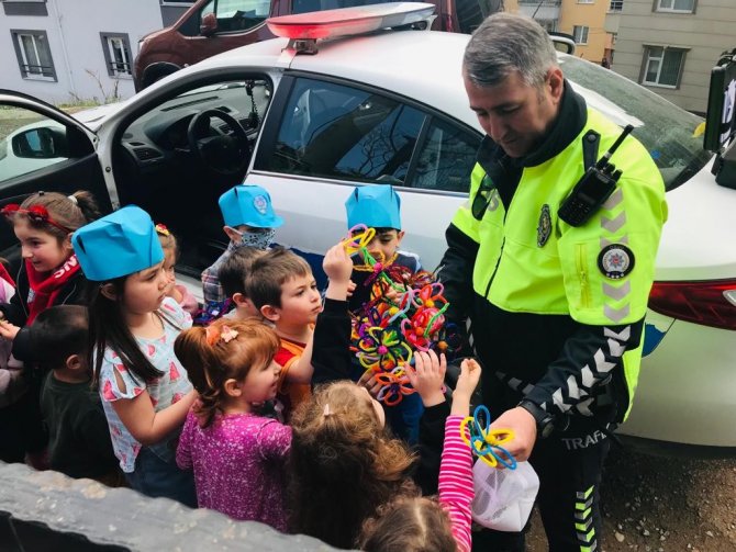 Polis ekipleri, kreşteki çocuklara görevlerini anlattı
