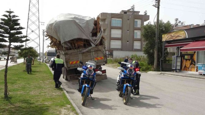Tehlike saçan kamyon sürücüsünden gazetecilere ‘dizi mi yapacaksın’ tepkisi