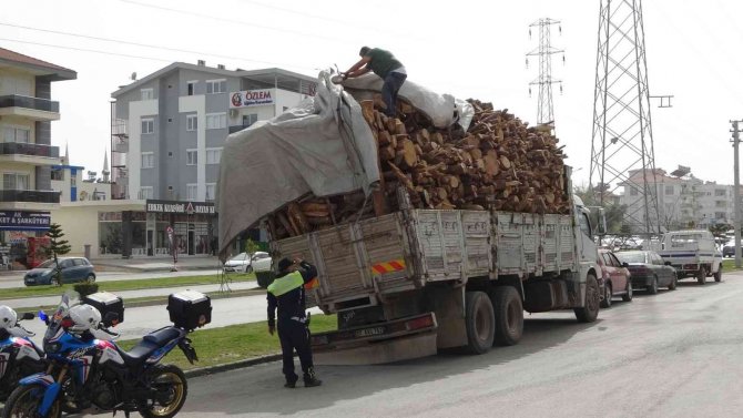 Tehlike saçan kamyon sürücüsünden gazetecilere ‘dizi mi yapacaksın’ tepkisi
