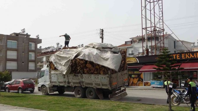 Tehlike saçan kamyon sürücüsünden gazetecilere ‘dizi mi yapacaksın’ tepkisi