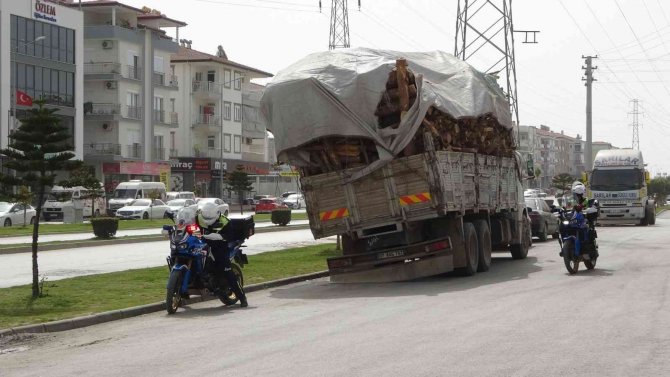 Tehlike saçan kamyon sürücüsünden gazetecilere ‘dizi mi yapacaksın’ tepkisi