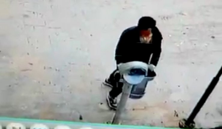 Tekmelediği çöp kovasının kapağını çaldı