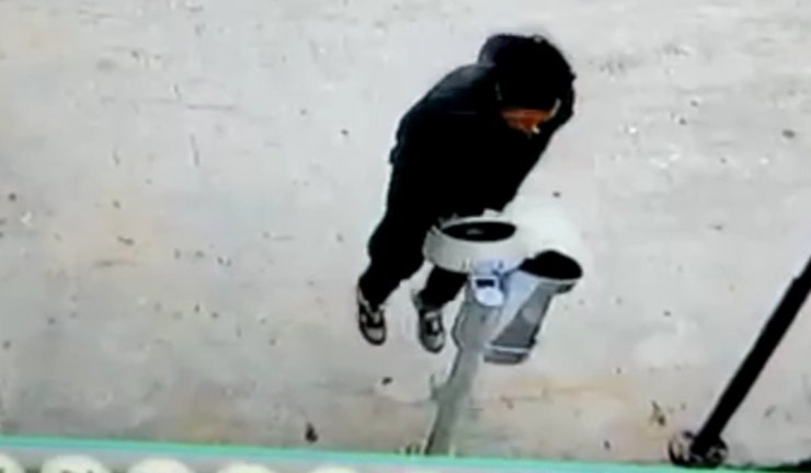 Tekmelediği çöp kovasının kapağını çaldı