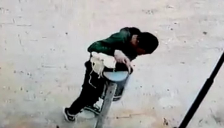 Tekmelediği çöp kovasının kapağını çaldı