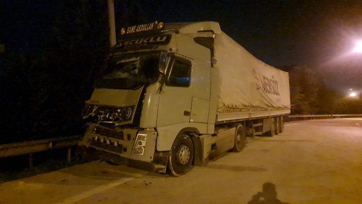 TEM'de 2 TIR çarpıştı: 2 yaralı