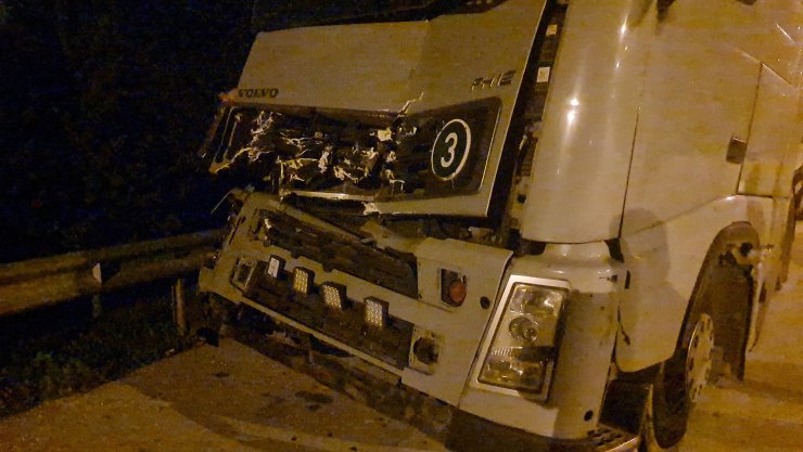 TEM'de 2 TIR çarpıştı: 2 yaralı