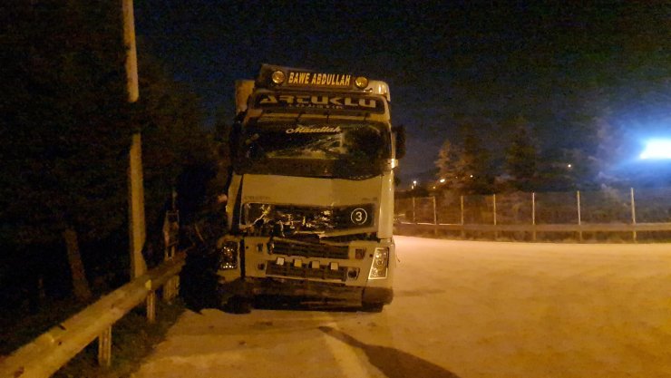 TEM'de 2 TIR çarpıştı: 2 yaralı