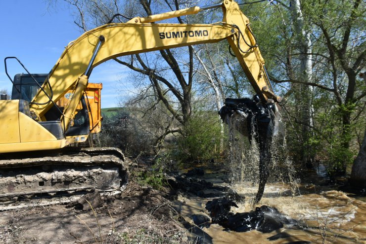 Zift kaplı tarlalarda temizlik; elleriyle topladılar