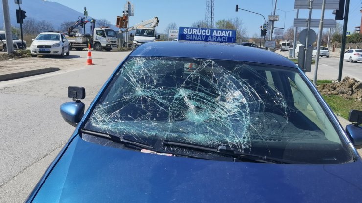 Aday sürücünün kullandığı otomobille motosiklet çarpıştı: 2 yaralı