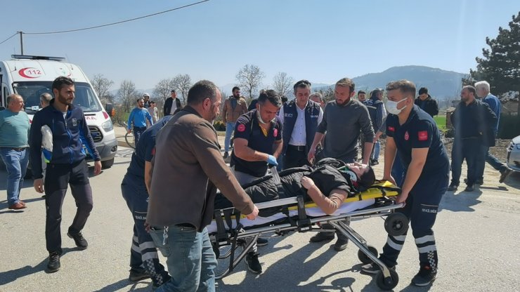 Aday sürücünün kullandığı otomobille motosiklet çarpıştı: 2 yaralı