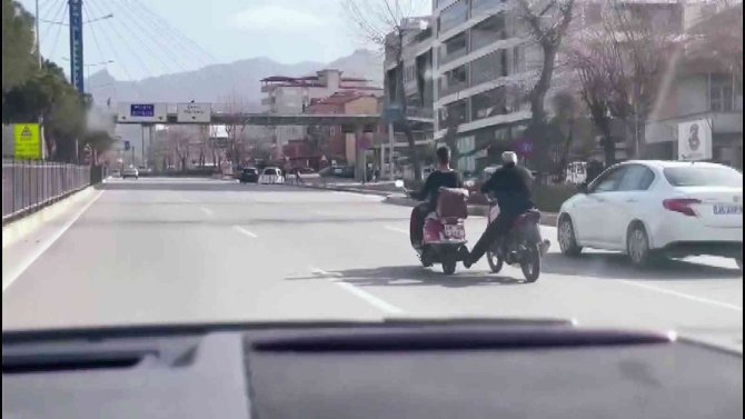 Akan trafikte tehlikeli yardımlaşma